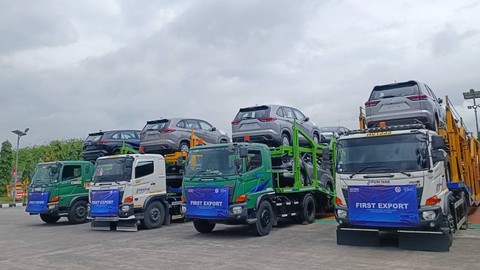 Pelepasan ekspor perdana kendaraan elektrifikasi produksi PT Toyota Motor Manufacturing Indonesia (TMMIN) di Karawang, Selasa (21/2/2023). Foto: Akbar Maulana/kumparan