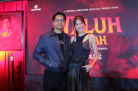 Sejumlah artis diantaranya Deva Mahenra dan Mikha Tambayong saat hadir di screening film Teluh Darah di Plaza Indonesia, Jakarta, Selasa, (21/2/2023). Foto: Agus Apriyanto