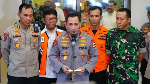 Kapolri Jenderal Listyo Sigit saat memantau  evakuasi korban helikopter jatuh di Jambi. Foto: Instagram/@listyosigitprabowo