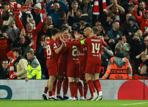 Para pemain Liverpool merayakan gol pembuka Darwin Nunez saat menjamu Real Madrid di babak 16 besar Liga Champions 2022/23, Stadion Anfield, Inggris, Rabu (22/2). Foto: Phil Noble/REUTERS