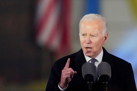 Presiden AS Joe Biden memberikan sambutan menjelang peringatan satu tahun invasi Rusia ke Ukraina di Royal Warsaw Castle Gardens di Warsawa, Polandia pada Selasa (21/2/2023). Foto: Aleksandra Szmigiel/REUTERS 