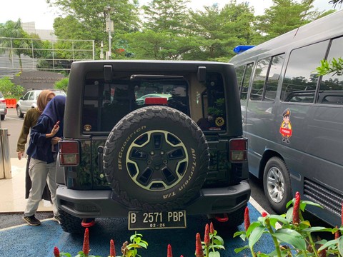 Mobil mewah Rubicon milik Mario Dandy Satrio pelaku penganiyaan di Polres Metro Jakarta Selatan menggunakan plat nomor asli yaitu B 2571 PBP. Foto: Luthfi Humam/kumparan