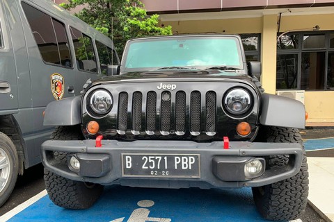 Mobil mewah Rubicon milik Mario Dandy Satriyo pelaku penganiyaan di Polres Metro Jakarta Selatan menggunakan pelat nomor asli yaitu B 2571 PBP. Foto: Luthfi Humam/kumparan