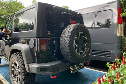 Mobil mewah Rubicon milik Mario Dandy Satrio pelaku penganiyaan di Polres Metro Jakarta Selatan menggunakan plat nomor asli yaitu B 2571 PBP. Foto: Luthfi Humam/kumparan