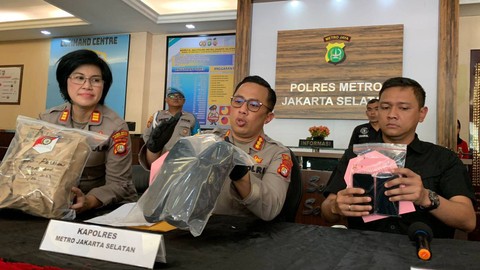 Kapolres Jakarta Selatan, Kombes Ade Ary membeberkan barang bukti kasus penganiayaan oleh Mario Dandy Satriyo (MDS) di Polres Jakarta Selatan. Foto: Luthfi Humam/kumparan