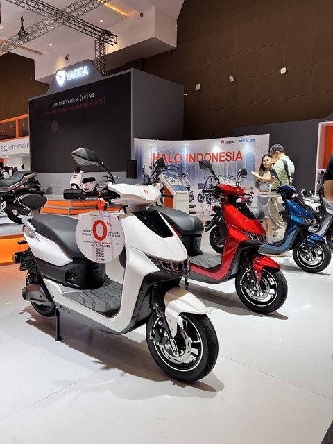 Deretan motor listrik Yadea tampil di IIMS 2023. Foto: Sena Pratama/kumparan