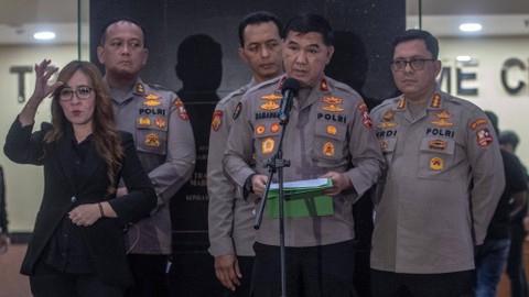 Karo Penmas Divisi Humas Polri Brigjen Pol Ahmad Ramadhan (kedua kanan) memberikan keterangan kepada media terkait hasil sidang kode etik Bharada Richard Eliezer atau Bharada E di Mabes Polri, Jakarta, Rabu (22/2/2023). Foto: Muhammad Adimaja/Antara Foto 