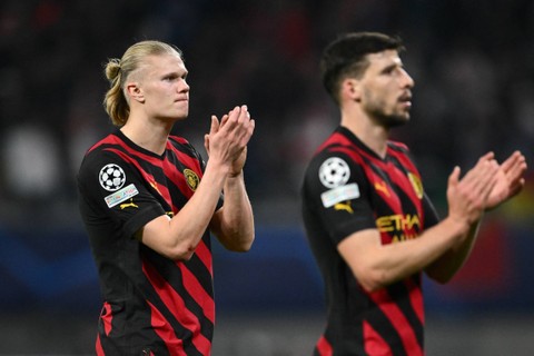Pemain Manchester City Erling Braut Haaland memberi tepuk tangan kepada fans setelah pertandingan di Red Bull Arena, Leipzig, Jerman, Rabu (22/2/2023). Foto: Annegret Hilse/REUTERS
