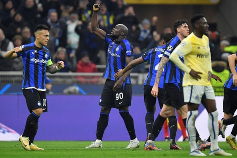 Selebrasi pemain Inter Milan Romelu Lukaku usai mencetak gol ke gawang FC Porto pada pertandingan leg pertama 16 besar Liga Champions 2022/23 di Stadion San Siro, Milan, Italia, Rabu (23/2/2023).  Foto: Daniele Mascolo/REUTERS