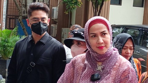 Venna Melinda didampingi Athalla hadiri sidang mediasi di Pengadilan Agama Jakarta Selatan, Kamis (23/2/2023).  Foto: Aprilandika Pratama/kumparan