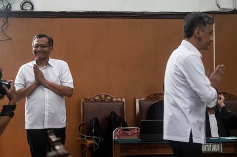 Terdakwa kasus "Obstruction of Justice" pada kasus pembunuhan Brigadir Yosua Hutabarat, Hendra Kurniawan dan Agus Nur Patria memasuki ruang sidang untuk menjalani sidang putusan di Pengadilan Negeri Jakarta Selatan, Jakarta, Kamis (23/2/2023). Foto: Aprillio Akbar/ANTARA FOTO