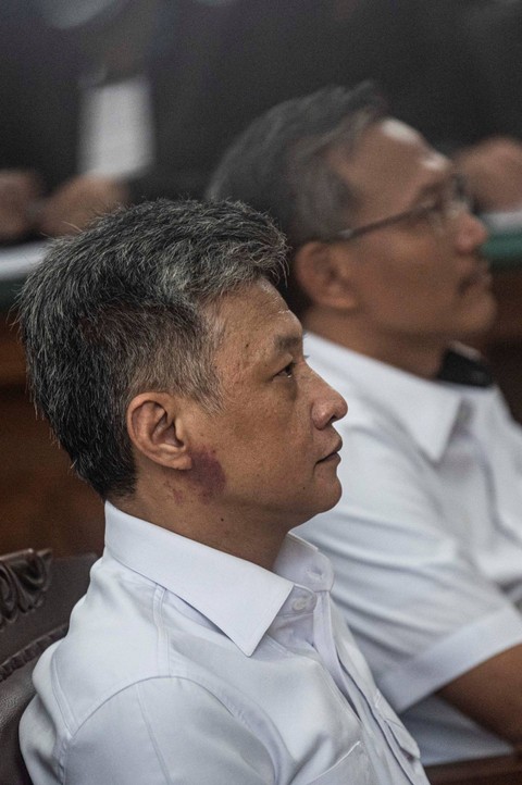 Terdakwa kasus "Obstruction of Justice" pada kasus pembunuhan Brigadir Yosua Hutabarat, Hendra Kurniawan dan Agus Nur Patria menjalani sidang putusan di Pengadilan Negeri Jakarta Selatan, Jakarta, Kamis (23/2/2023). Foto: Aprillio Akbar/ANTARA FOTO