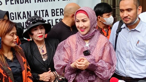 Venna Melinda usai hadiri mediasi di Pengadilan Agama Jakarta Selatan, Kamis (23/2/2023).   Foto: Aprilandika Pratama/kumparan
