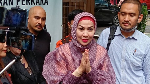 Venna Melinda usai hadiri mediasi di Pengadilan Agama Jakarta Selatan, Kamis (23/2/2023).   Foto: Aprilandika Pratama/kumparan