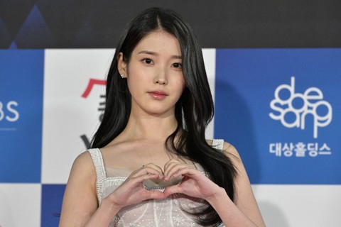 Aktris dan penyanyi Korea Selatan IU. Foto: ANTHONY WALLACE / AFP