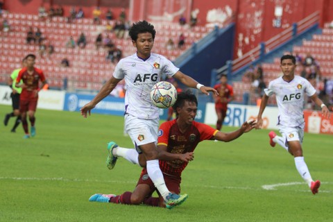 Pemain Rans Ady Setiawan (kanan) terjatuh saat berebut bola dengan pemain Persik Kediri Riyatno Abiyoso (kiri) pada pertandingan Liga 1 di Stadion Brawijaya, Kota Kediri, Jawa Timur, Kamis (23/2/2023).  Foto: Prasetia Fauzani/ANTARA FOTO