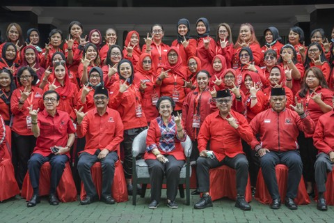 Ketua Umum PDI Perjuangan Megawati Soekarnoputri (tengah) didampingi Menkumham yang juga Ketua DPP PDIP Bidang Hukum, HAM dan Perundang-undangan Yasonna Laoly (bawah kiri), Sekretaris Jenderal DPP PDIP Hasto Kristiyanto (bawah kedua kanan). Foto: Galih Pradipta/Antara Foto