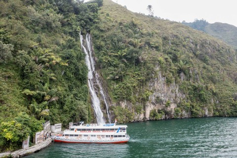 Sebuah kapal pesiar yang membawa wisatawan bersandar di dekat air terjun Situmurun, Lumban Julu, Kabupaten Toba Samosir, Sumatera Utara, Kamis (23/2/2023). Foto: M Risyal Hidayat/Antara Foto 