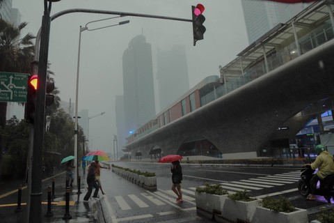 Hujan deras mengguyur Jakarta, Jumat (24/2/2023). Foto: Jamal Ramadhan/kumparan