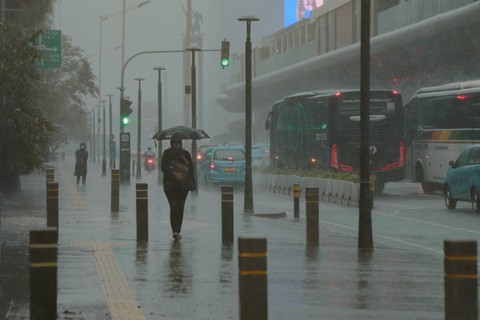 Hujan deras mengguyur Jakarta, Jumat (24/2/2023).  Foto: Jamal Ramadhan/kumparan
