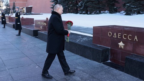 Presiden Rusia Vladimir Putin meletakkan bunga pada peringatan Kota Pahlawan Perang Patriotik Hebat melawan Nazi Jerman. Foto: Sputnik/Pavel Bednyakov/Kremlin via REUTERS