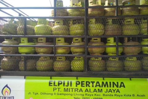 Petugas pangkalan LPG 3 Kg di Banda Aceh menurunkan sejumlah tabung gas dari atas mobil untuk dibagikan kepada masyarakat, Jumat (24/2). Foto: Zuhri Noviandi/kumparan