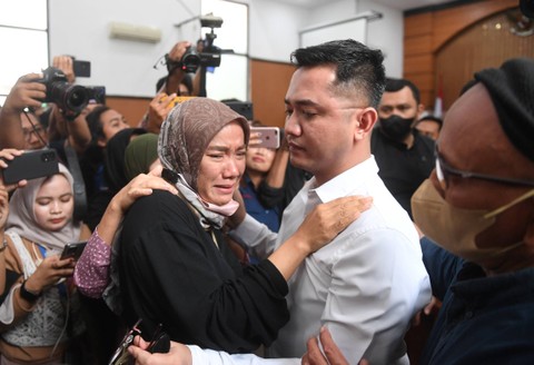 Terdakwa kasus "Obstruction of Justice" pada kasus pembunuhan Brigadir Yosua, Irfan Widyanto (kanan) memeluk istrinya usai sidang pembacaan putusan di PN Jakarta Selatan, Jakarta, Jumat (24/2/2023). Foto: Akbar Nugroho Gumay/ANTARA FOTO