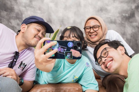 Toko kopi Tuku jalin kolaborasi dengan Disney Pixar, luncurkan ragam merchandise (24/2/23). Foto: dok.TUKU