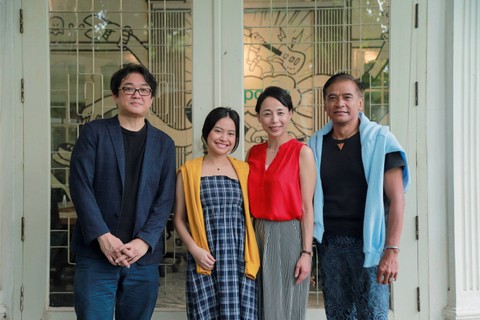 (kiri-kanan) Sutradara asal Jepang Yoshio Kato, aktris Hanggini, aktris Jepang Shinobu Tsuji serta Aktor Donny Damara di kantor kumparan, Jumat (24/2/2023). Foto: Jamal Ramadhan/kumparan