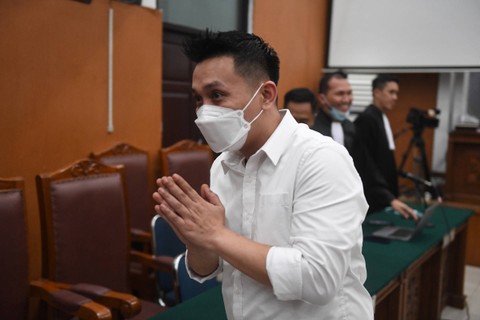 Terdakwa kasus "Obstruction of Justice" pada kasus pembunuhan Brigadir Yosua, Chuck Putranto berjalan keluar usai sidang pembacaan putusan di PN Jakarta Selatan, Jakarta, Jumat (24/2/2023). Foto: Akbar Nugroho Gumay/ANTARA FOTO