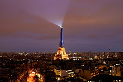 Menara Eiffel menyala dengan warna biru-kuning nasional Ukraina, untuk menandai peringatan pertama invasi Rusia ke Ukraina, di Paris, Prancis, Kamis (23/2/2023).   Foto: Sarah Meyssonnier/REUTERS