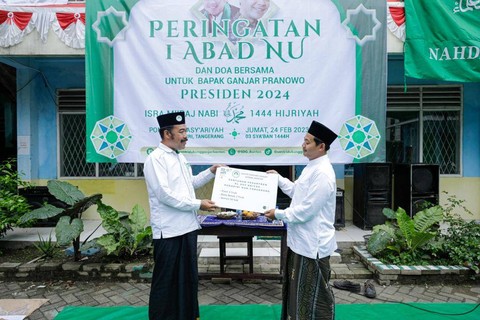 SDG dalam memberikan bantuan untuk Pondok Pesantren Al Asy'ariyah. Foto: Dok. Istimewa