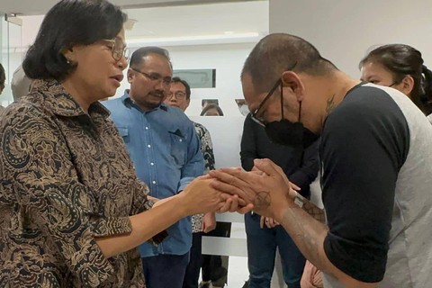 Dalam foto ini terpotret Menag Yaqut Cholil Qoumas saat Menkeu Sri Mulyani (kiri) menjenguk David korban penganiayaan Mario Dandy. Foto: Facebook/Hatala Tam