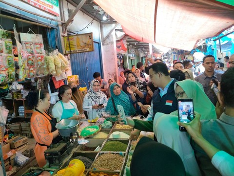 Anies Baswedan saat memborong jualan pedagang. | Foto: Sinta Yuliana/Lampung Geh