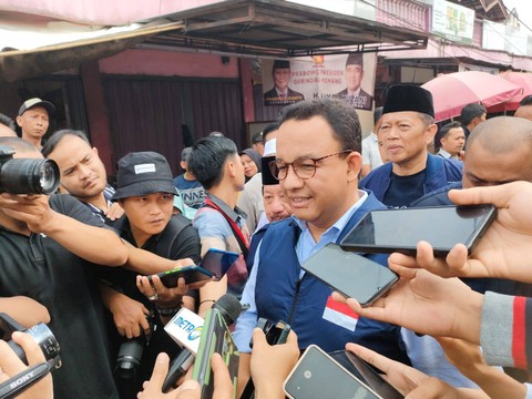Anies Baswedan saat memborong jualan pedagang. | Foto: Sinta Yuliana/Lampung Geh