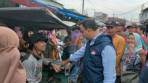Anies Baswedan saat memborong jualan pedagang. | Foto: Sinta Yuliana/Lampung Geh