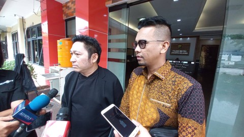 Pengacara Mario Dandy Satriyo, Dolfie Rompas di Mapolres Jaksel, Sabtu (25/2). Foto: Dok. Istimewa