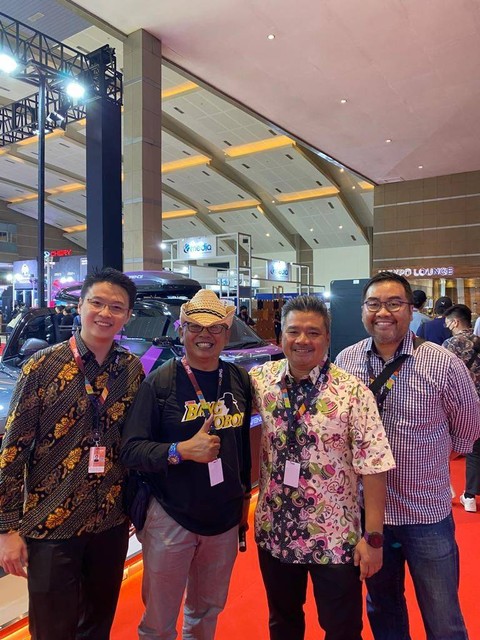 Sekjen PAHAMI, Irwan Kusuma (tengah berbatik) berfoto di IIMS 2023. Foto: Dok. Istimewa
