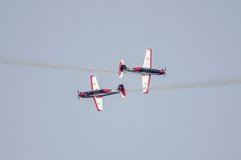 Sejumlah pesawat KT-1 Wong Bee yang tergabung dalam Jupiter Aerobatic Team (JAT) TNI AU bermanuver di atas perairan Danau Toba, Balige, Sumatera Utara, Sabtu (25/2/2023). Foto: M Risyal Hidayat/ANTARA FOTO