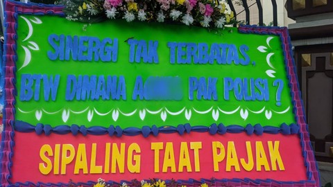 Sejumlah karangan bunga minta polisi tangkap perempuan A di kasus penganiayaan David terpasang di depan Mapolres Jaksel, Sabtu (25/2/2023). Foto: Jonathan Devin/kumparan
