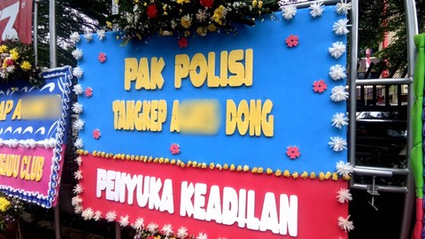 Sejumlah karangan bunga minta polisi tangkap perempuan A di kasus penganiayaan David terpasang di depan Mapolres Jaksel, Sabtu (25/2/2023). Foto: Jonathan Devin/kumparan
