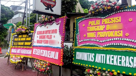 Sejumlah karangan bunga minta polisi tangkap perempuan A di kasus penganiayaan David terpasang di depan Mapolres Jaksel, Sabtu (25/2/2023). Foto: Jonathan Devin/kumparan