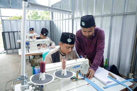 Santri Dukung Ganjar Banten Ajarkan Skill Menjahit Foto: Santri Dukung Ganjar