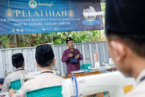 Santri Dukung Ganjar Banten Ajarkan Skill Menjahit Foto: Santri Dukung Ganjar