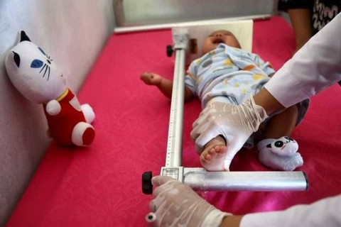 Ilustrasi seorang balita diukur tinggi badannya oleh petugas di Posyandu Cempaka, Kota Banda Aceh, Selasa (11/8/2020). Foto: Suparta/acehkini