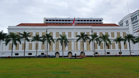 Gedung AA Maramis yang dulu direncanakan Daendels sebagai Istana Negara tampak megah berdiri di kompleks Kementerian Keuangan. Foto: Thomas Bosco/kumparan.