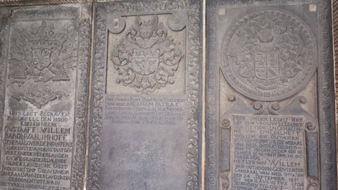 Nisan-nisan pemakaman orang Belanda yang ada di kawasan belakang gereja, yang kini dipajang setelah gereja tersebut saat ini menjadi Museum Wayang. Foto: Thomas Bosco/kumparan