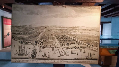 Ilustrasi Kota Batavia tahun 1818 yang jadi salah satu koleksi di Museum Bahari. Kota Batavia saat itu masih dibentengi tembok-tembok dan hanya dari Pelabuhan Sunda Kelapa hingga Kota Tua. Foto: Thomas Bosco/kumparan.