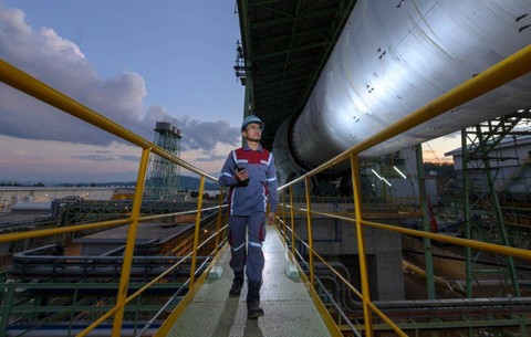 Pekerja Inalum di kawasan pabrik peleburan aluminium tersebut. Foto: Dok. Mind ID
