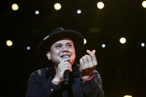 Vokalis Padi Reborn Fadly beraksi dalam acara Woke Up Fest 2023 di Senayan, Jakarta, Sabtu (25/2/2023). Foto: Fauzan/ANTARA FOTO